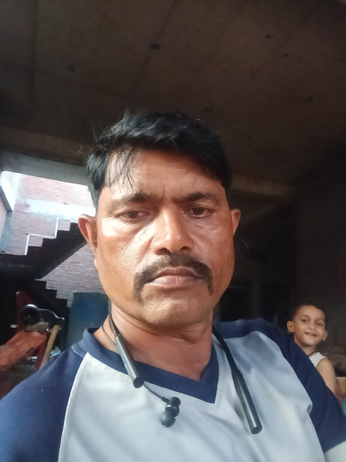 04 सीकेटीपी-28-मकान गिरने बाद तिरपाल के नीचे बैठा संतोष का परिवार।