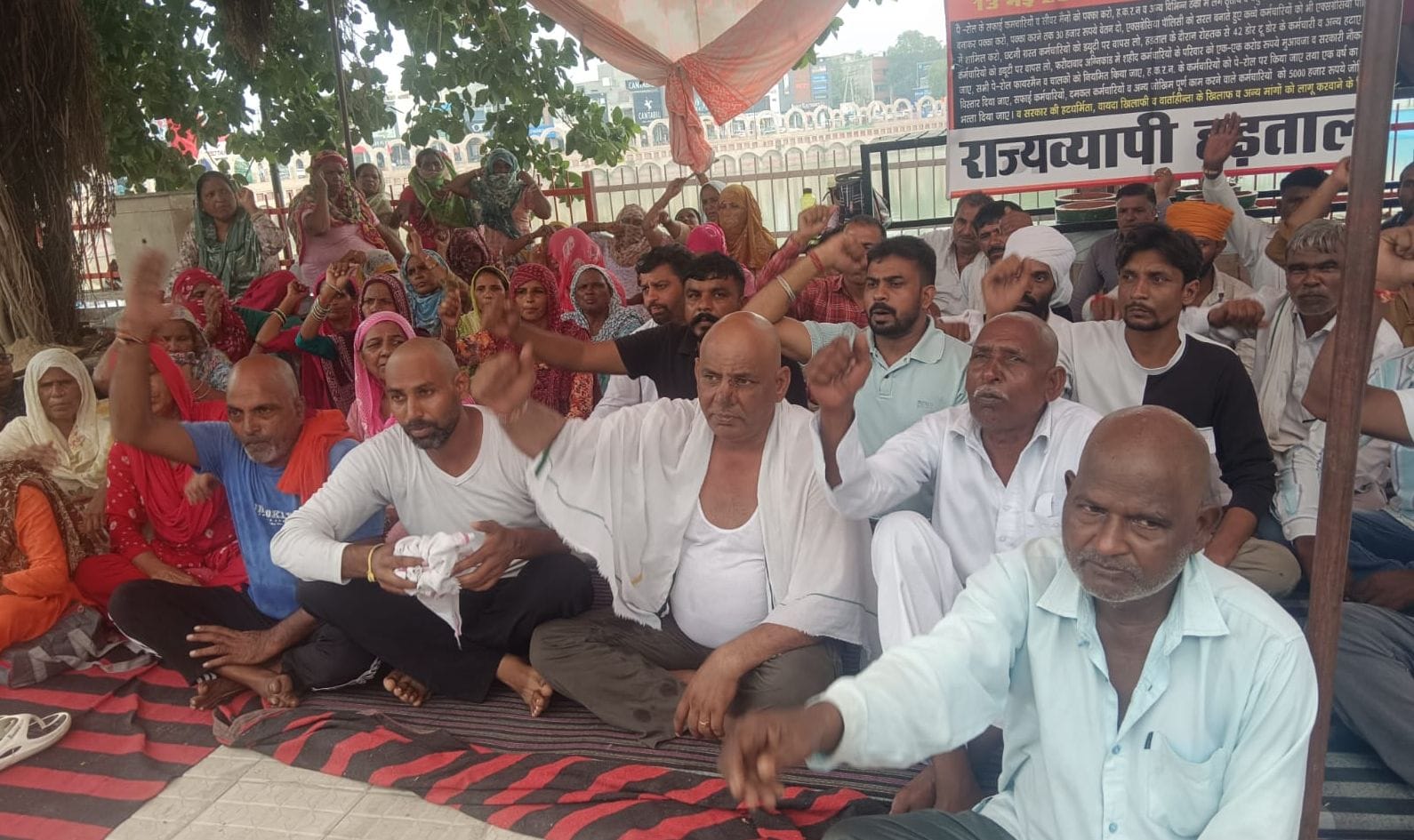 04जेएनडी04: शहर के पुराने बस स्टैंड के सामने लगे कूड़े के ढेर। संवाद 04जेएनडी04: शहर के पुराने बस स्टैंड के सामने लगे कूड़े के ढेर। संवाद