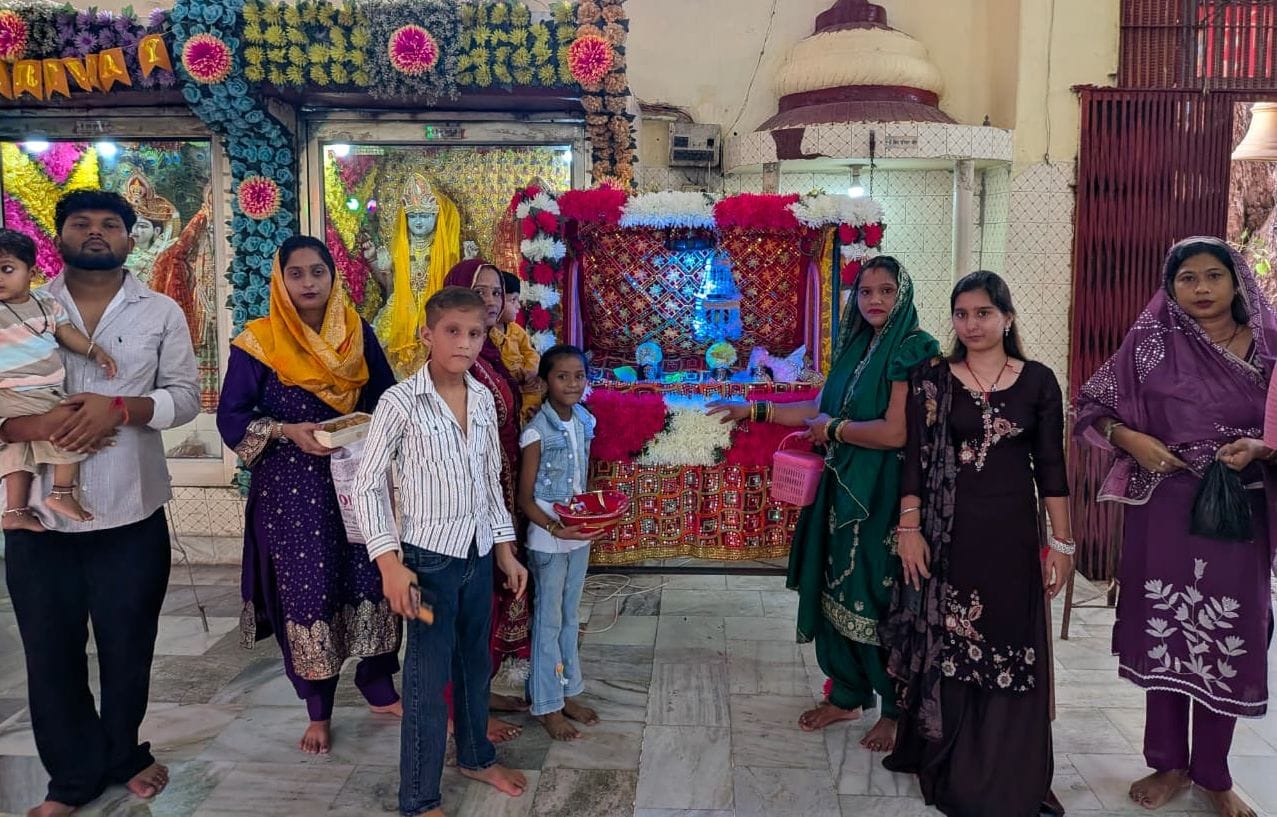 04जेएनडी25: शिवकालोनी स्थित मंदिर में कान्हा को झूला झुलाते हुए श्रद्वालु। संवाद