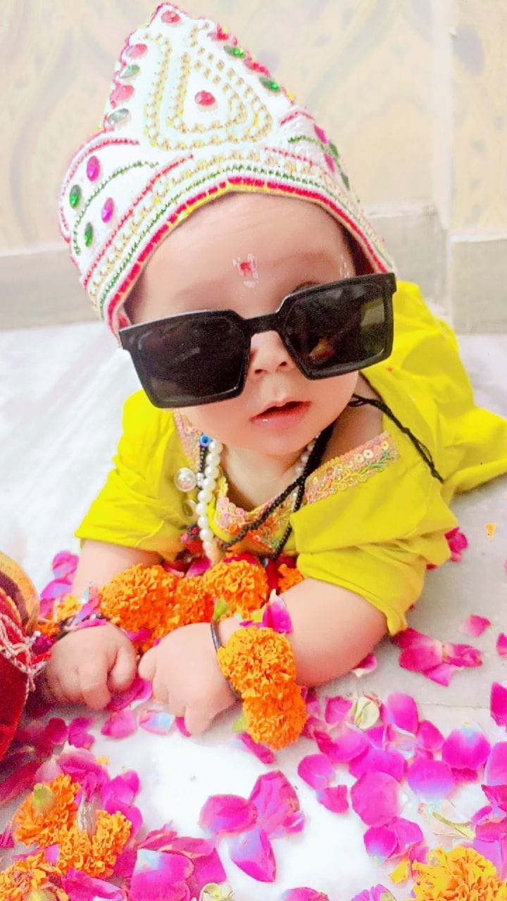 04जेएनडी25: शिवकालोनी स्थित मंदिर में कान्हा को झूला झुलाते हुए श्रद्वालु। संवाद