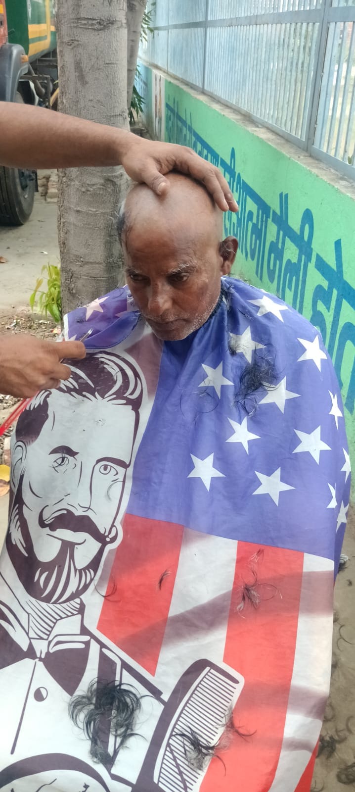 04jjrp05- मुंडन करवाकर अर्द्धनग्न होकर शहर में प्रदर्शन करते सफाई कर्मचारी। संवाद