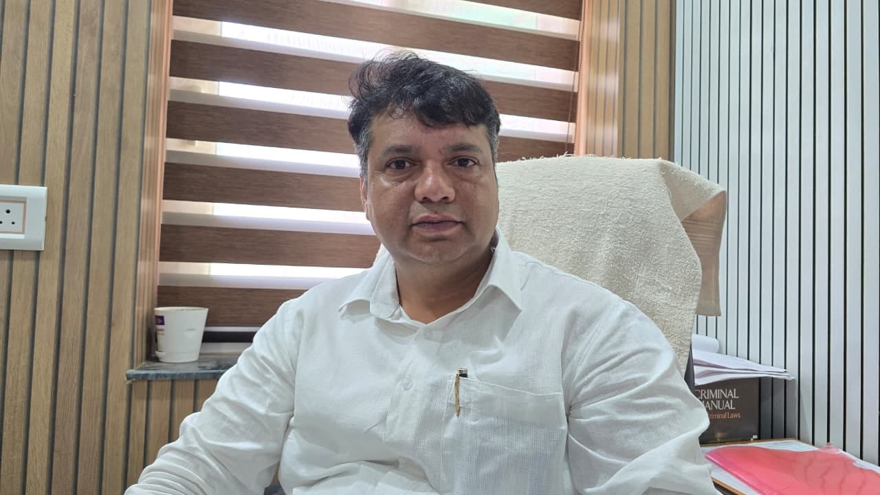 04jjrp10- झज्जर। बार एसोसिएशन झज्जर के चुनाव के लिए रंगों का चयन करते चुनाव अधिकारी। संवाद 04jjrp10- झज्जर। बार एसोसिएशन झज्जर के चुनाव के लिए रंगों का चयन करते चुनाव अधिकारी। संवाद