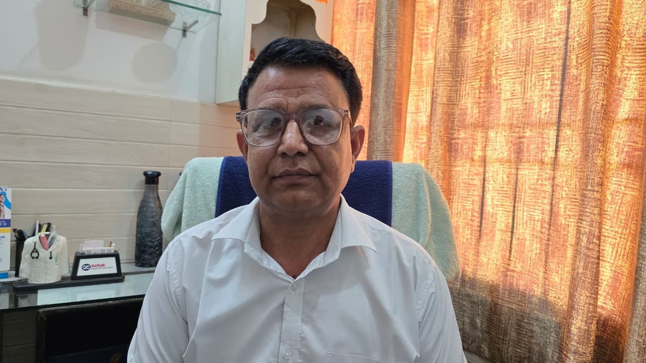 04jjrp10- झज्जर। बार एसोसिएशन झज्जर के चुनाव के लिए रंगों का चयन करते चुनाव अधिकारी। संवाद 04jjrp10- झज्जर। बार एसोसिएशन झज्जर के चुनाव के लिए रंगों का चयन करते चुनाव अधिकारी। संवाद