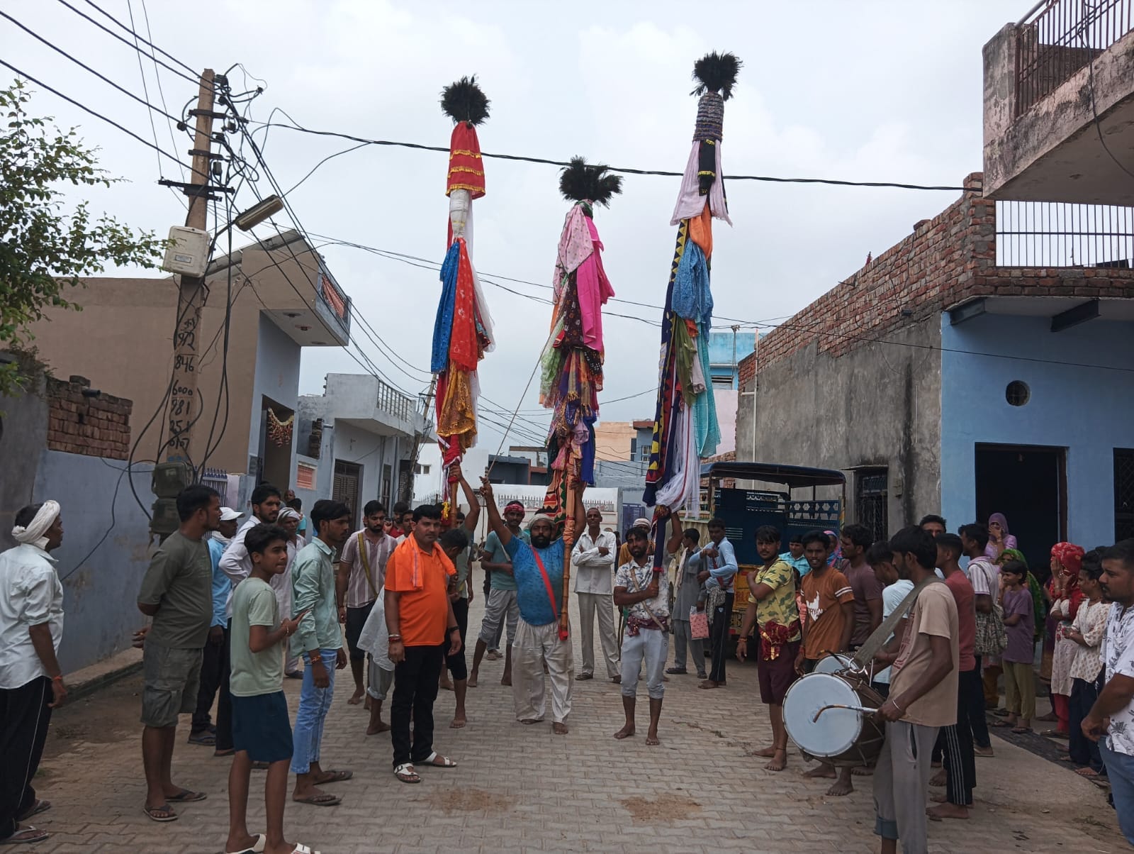 04jjrp13- खानपुर कलां में दर्शन के लिए उमड़ी श्रद्धालुओं की भीड़। संवाद 04jjrp13- खानपुर कलां में दर्शन के लिए उमड़ी श्रद्धालुओं की भीड़। संवाद