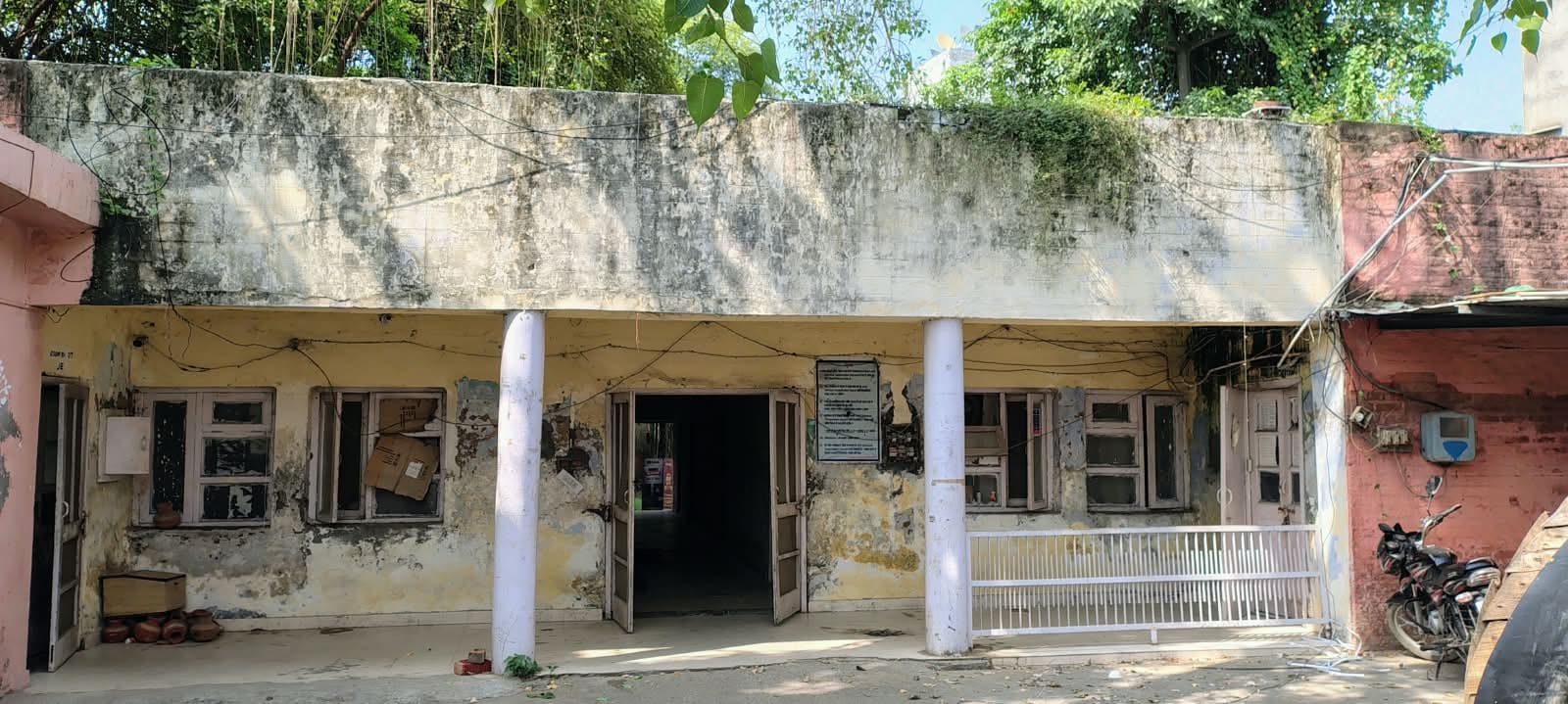 अंबाला छावनी के क्वालिटी सब-स्टेशन के कमरों की जर्जर हालत। संवाद अंबाला छावनी के क्वालिटी सब-स्टेशन के कमरों की जर्जर हालत। संवाद