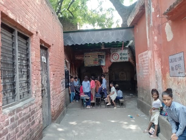 अमर भवन चौक के पास जर्जर हालत में चल रहा राजकीय विद्यालय। संवाद अमर भवन चौक के पास जर्जर हालत में चल रहा राजकीय विद्यालय। संवाद