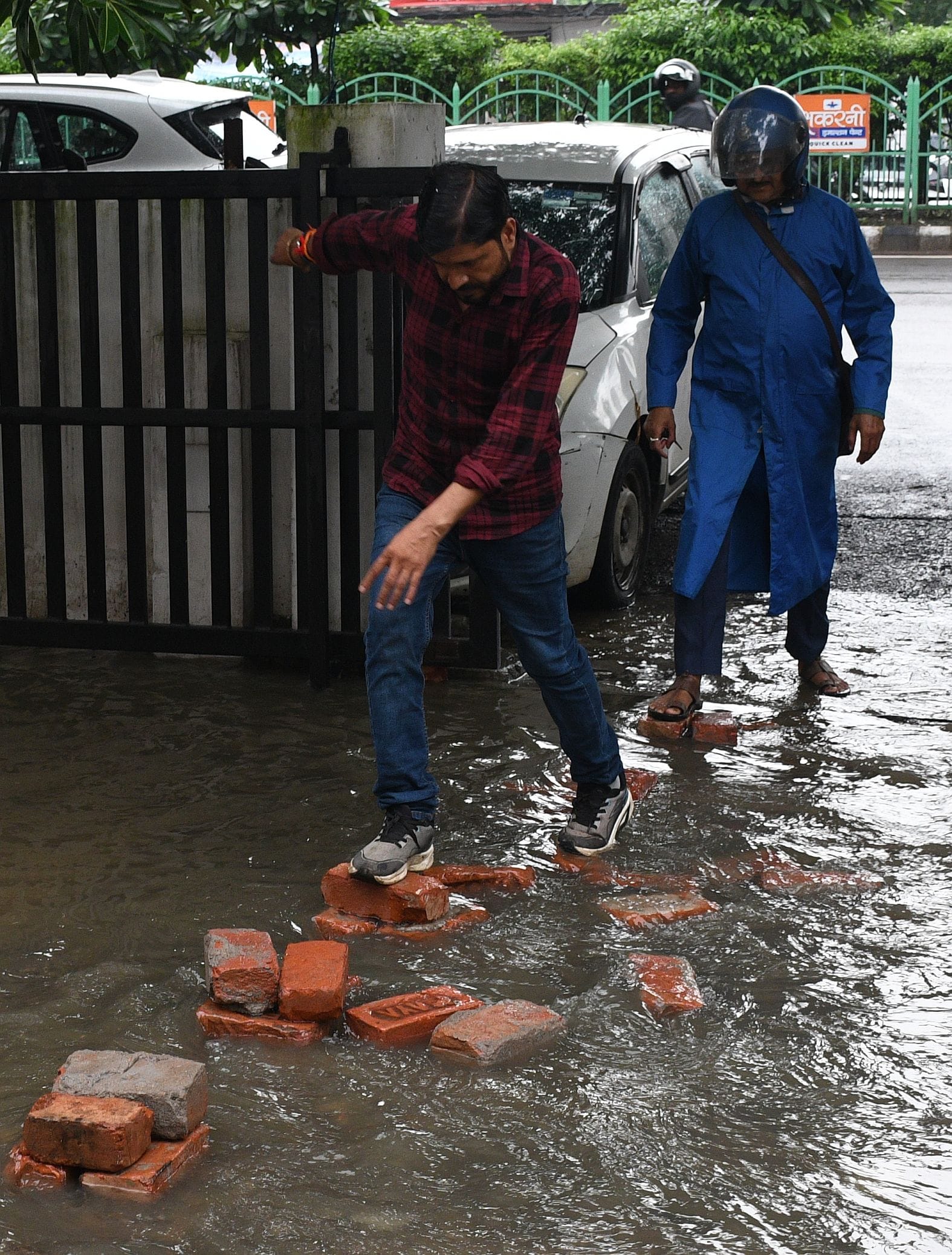 अयोध्या रोड पर हाईकोर्ट के सामने सड़क पर गड्ढा, सहारा शॉपिंग सेंटर की पार्किंग में धंसी फर्श औ