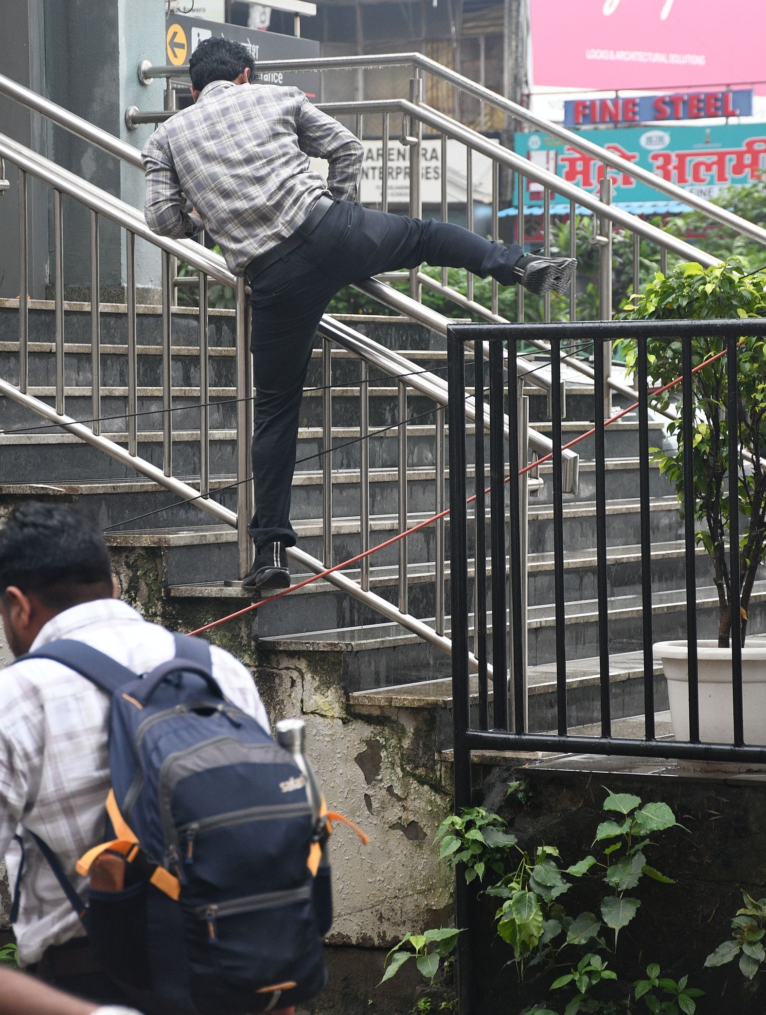 अयोध्या रोड पर हाईकोर्ट के सामने सड़क पर गड्ढा, सहारा शॉपिंग सेंटर की पार्किंग में धंसी फर्श औ