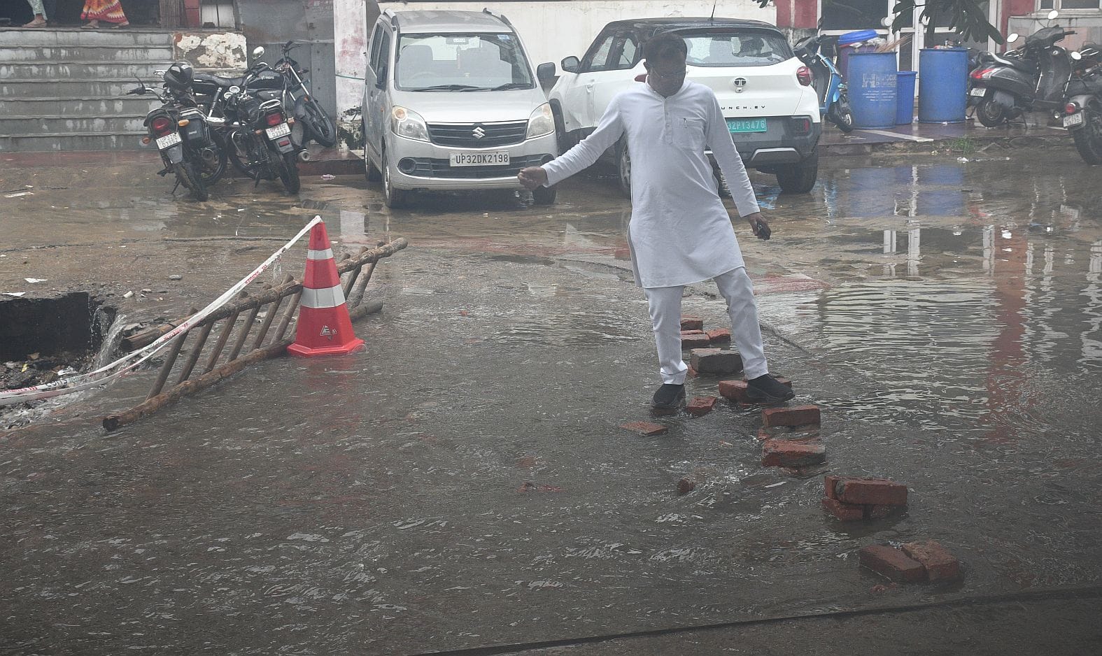 अयोध्या रोड पर हाईकोर्ट के सामने सड़क पर गड्ढा, सहारा शॉपिंग सेंटर की पार्किंग में धंसी फर्श औ