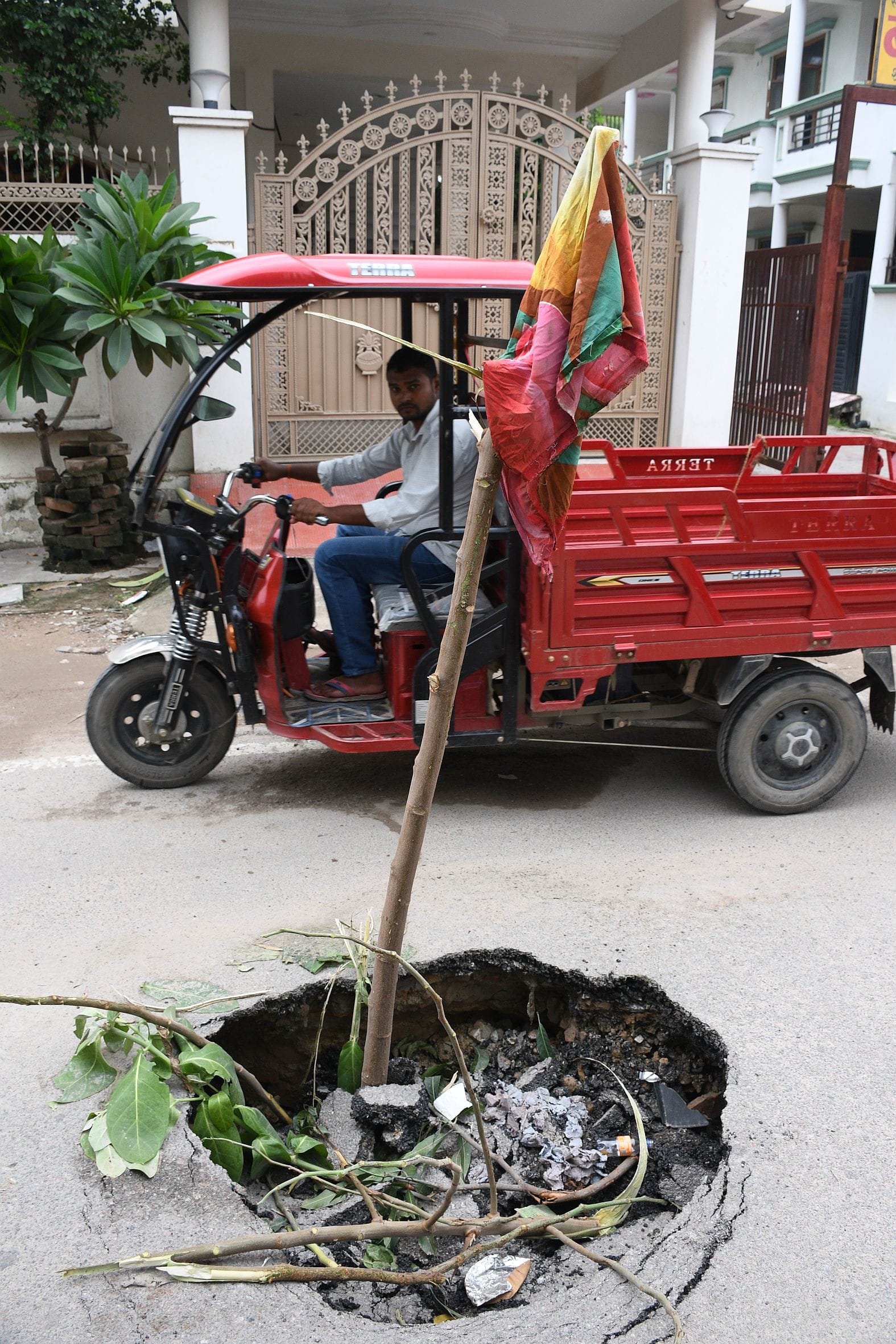 अयोध्या रोड पर हाईकोर्ट के सामने सड़क पर गड्ढा, सहारा शॉपिंग सेंटर की पार्किंग में धंसी फर्श औ