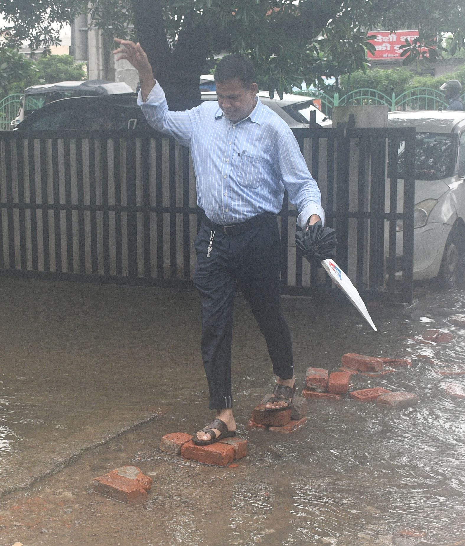 अयोध्या रोड पर हाईकोर्ट के सामने सड़क पर गड्ढा, सहारा शॉपिंग सेंटर की पार्किंग में धंसी फर्श औ