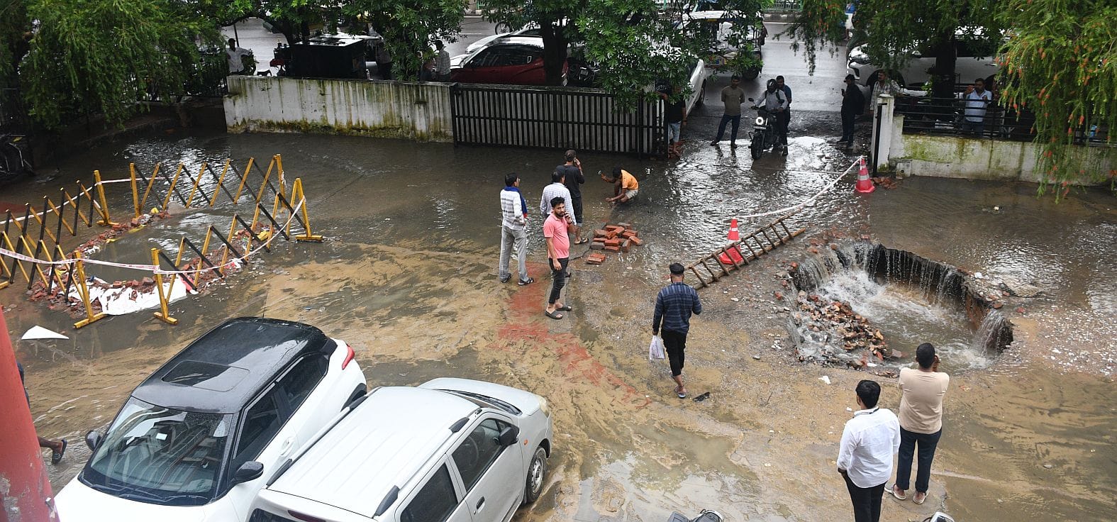 अयोध्या रोड पर हाईकोर्ट के सामने सड़क पर गड्ढा, सहारा शॉपिंग सेंटर की पार्किंग में धंसी फर्श औ