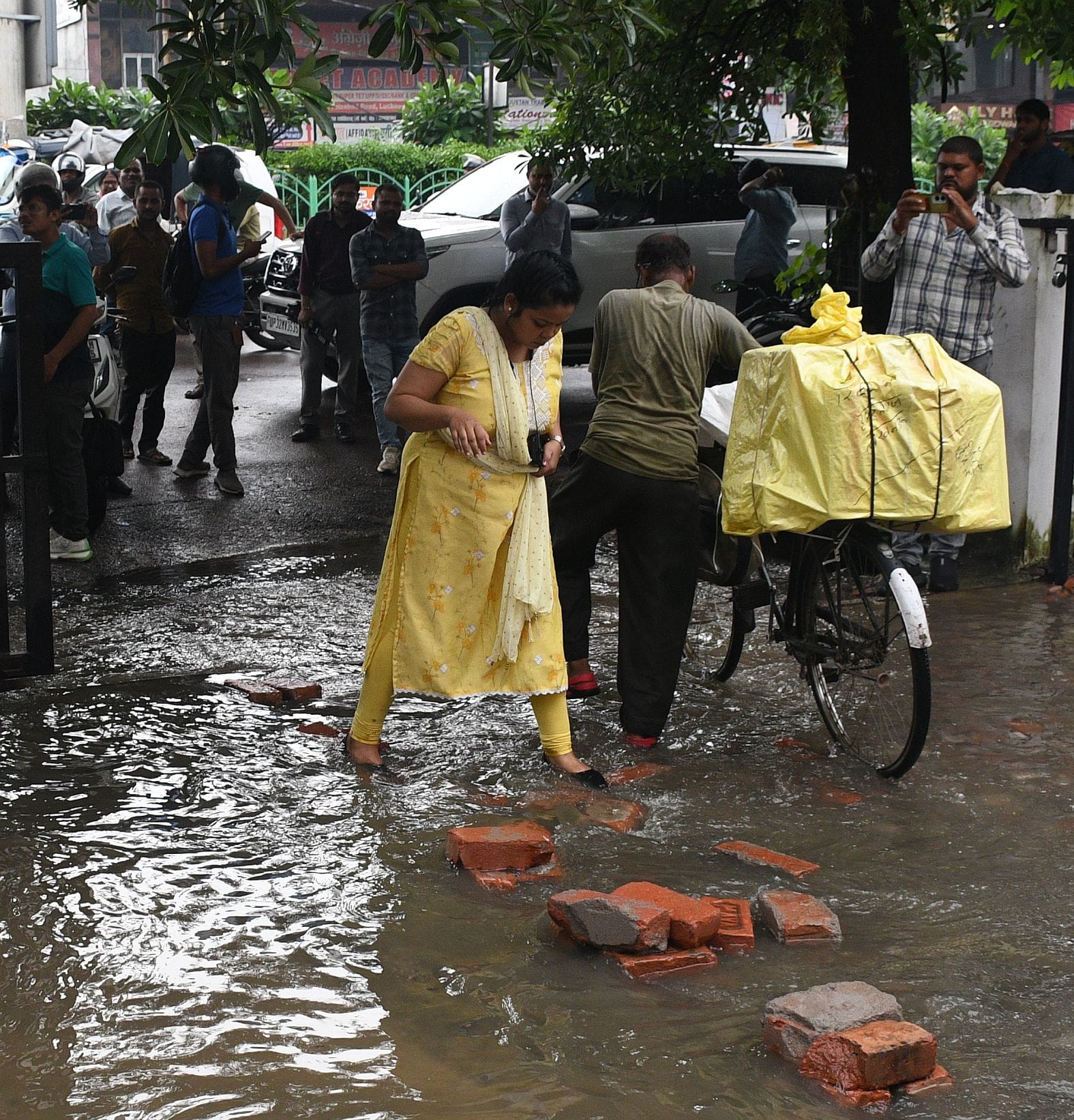 अयोध्या रोड पर हाईकोर्ट के सामने सड़क पर गड्ढा, सहारा शॉपिंग सेंटर की पार्किंग में धंसी फर्श औ