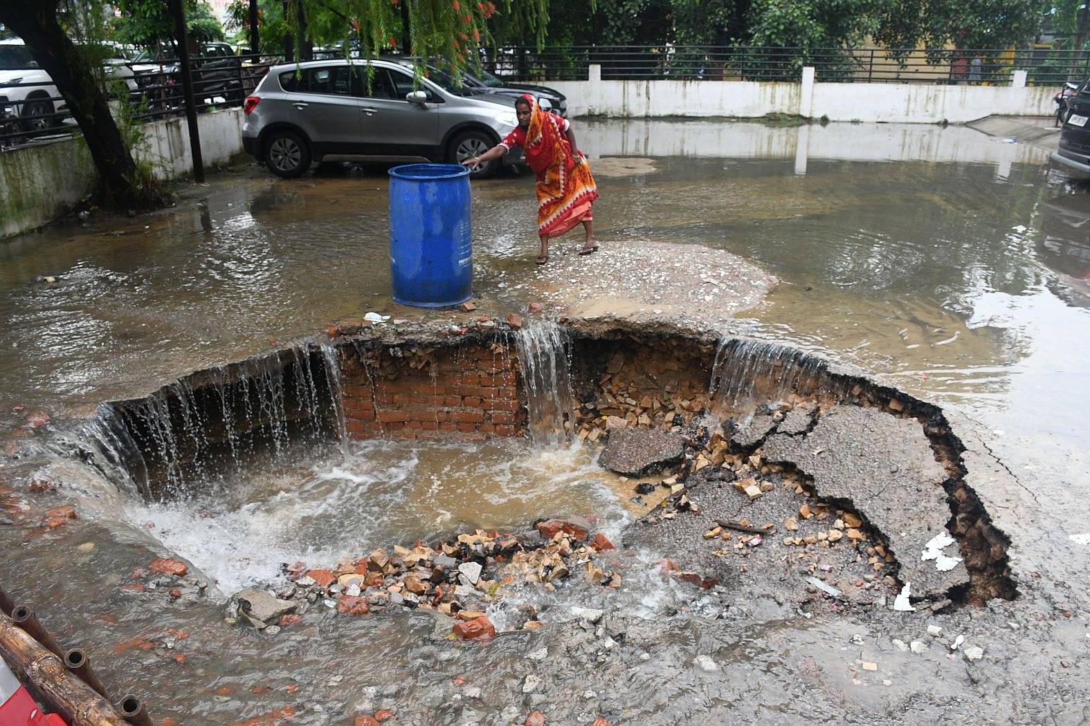 अयोध्या रोड पर हाईकोर्ट के सामने सड़क पर गड्ढा, सहारा शॉपिंग सेंटर की पार्किंग में धंसी फर्श औ