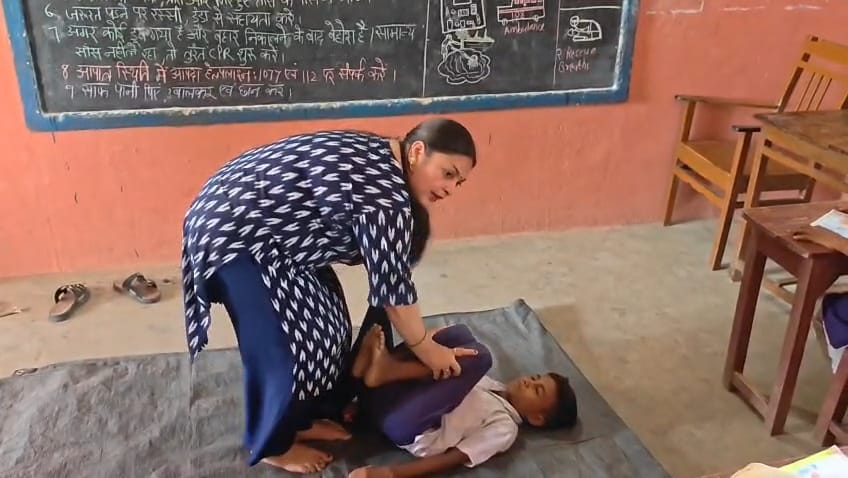 बाढ़ के बीच फ्लड फाइटर तैयार कर रही शिक्षिका, बच्चों को सिखा रही जिंदगी बचाने का हुनर