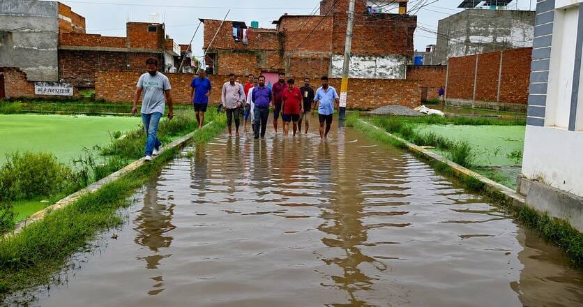 बग्गा के कन्हैया माधौपुर द्वितीय वार्ड की विशाल सिटी कॉलोनी में जलभराव व प्रदर्शन करते लोग।