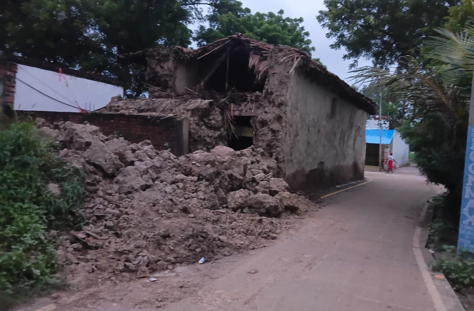 बगही में गिरा रिहायसी खपड़ैल का घर। संवाद बगही में गिरा रिहायसी खपड़ैल का घर। संवाद