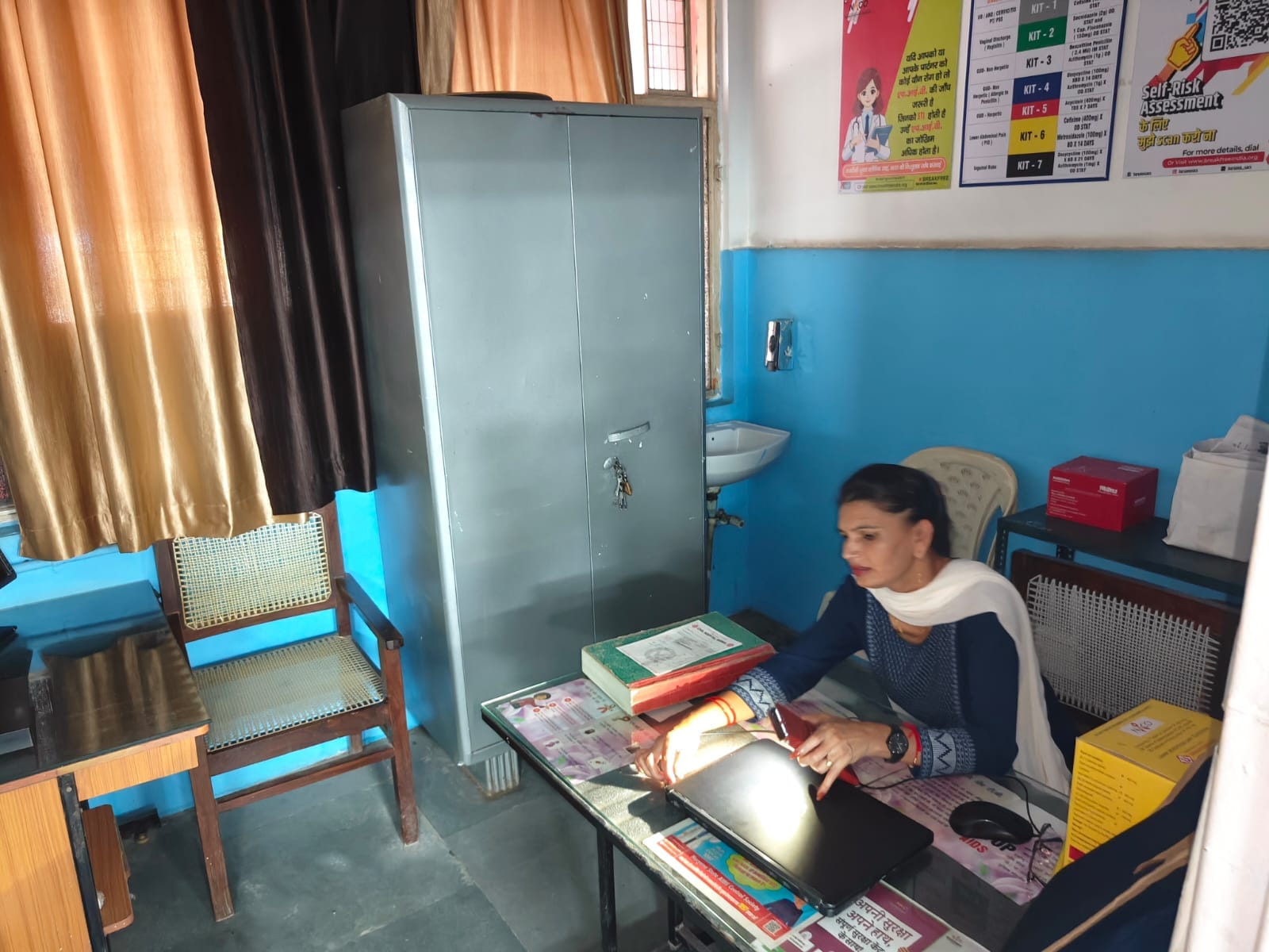 बिजली जाने के बाद जिला अस्पताल में बिजली जाने के बाद अंधेरे में बैठे नेत्र रोग विभाग के कर्मचार