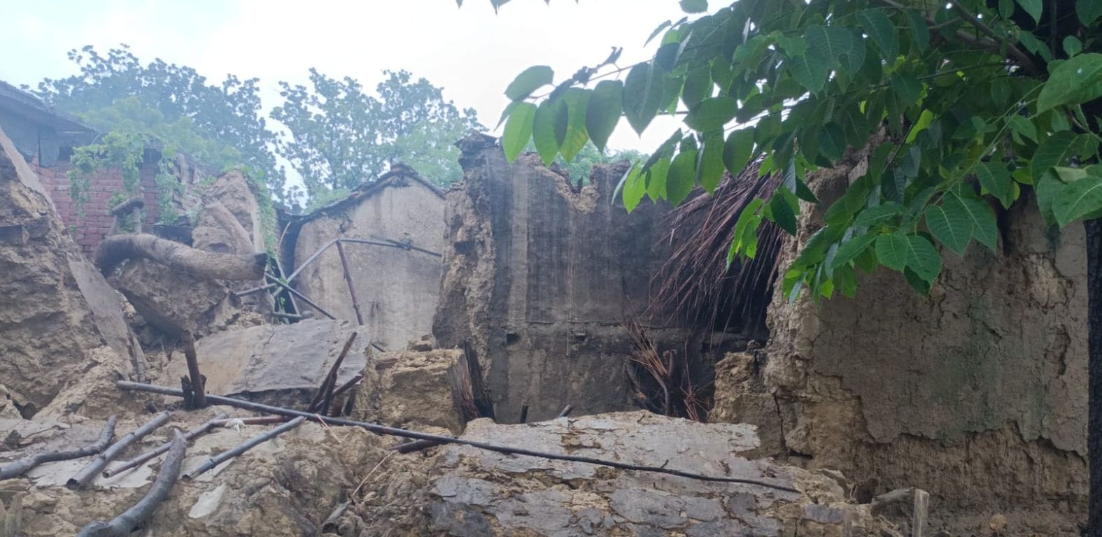 बारिश का कहर, लोग हो रहे परेशान बारिश का कहर, लोग हो रहे परेशान