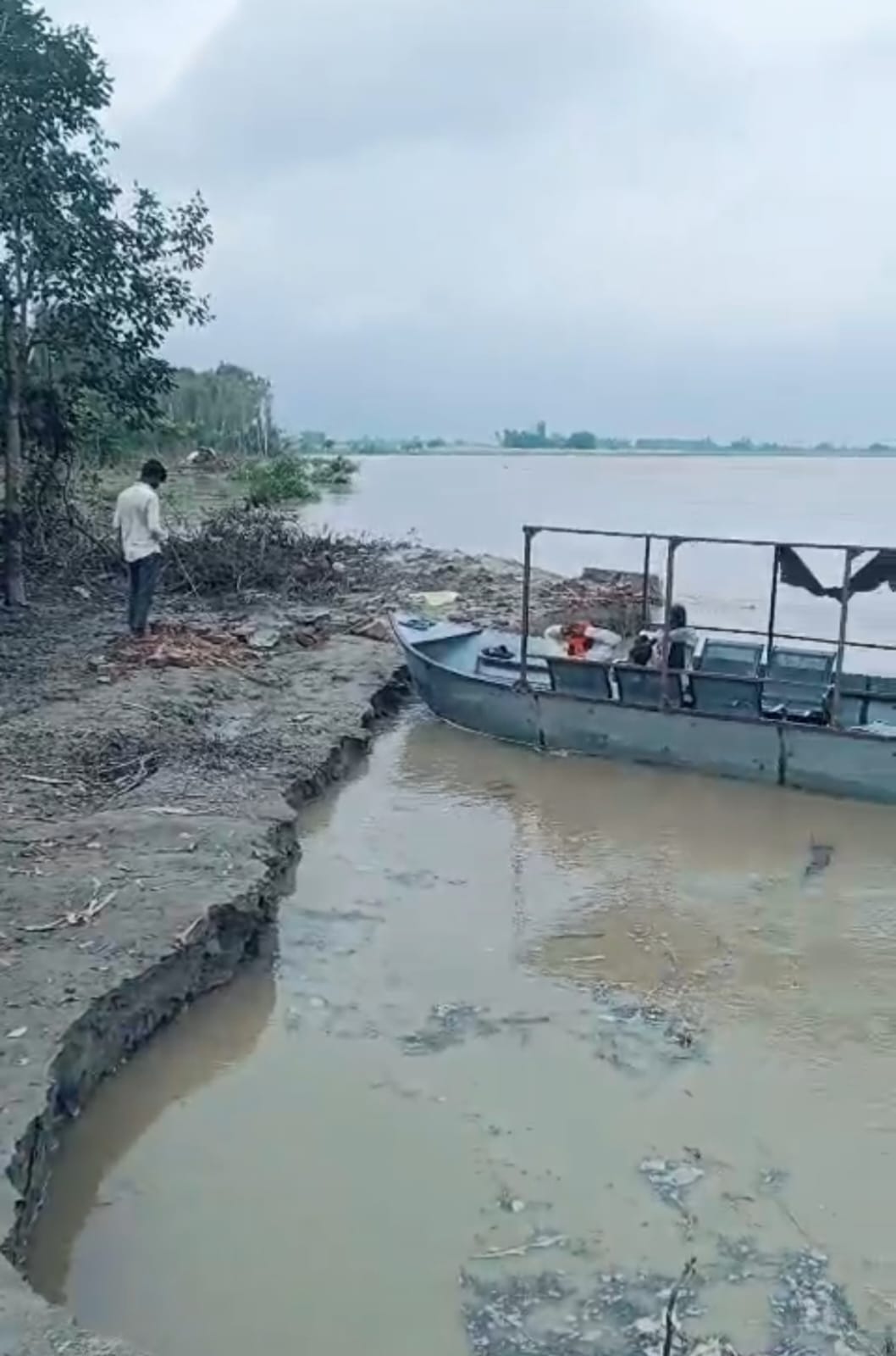 बाढ़ का पानी कदमनगला में घुसने के बाद के हालात। संवाद