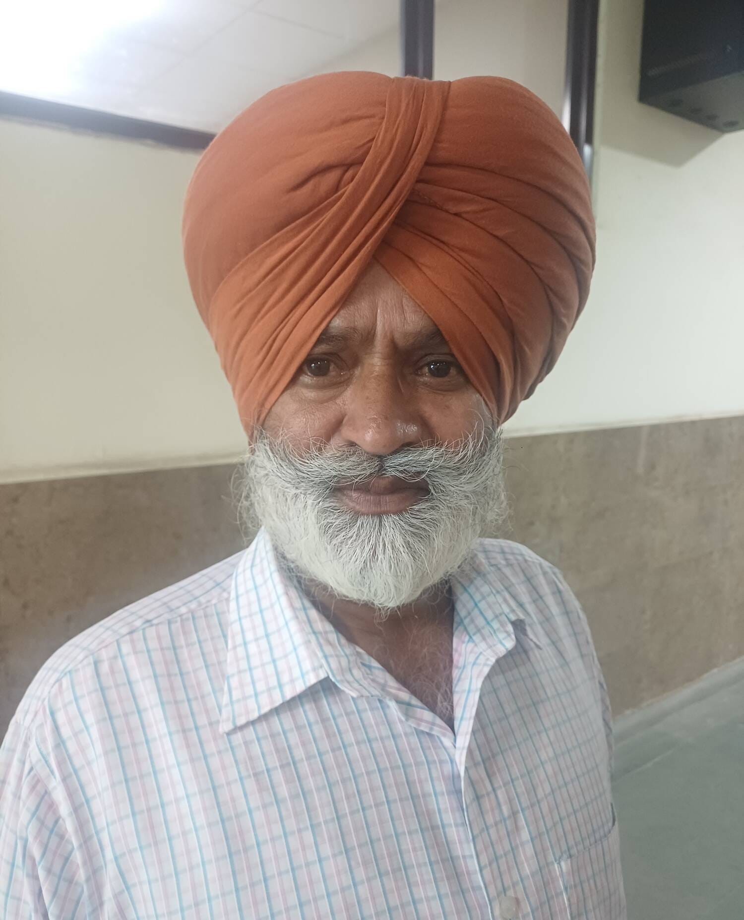 छावनी के उपमंडल भवन में आयोजित समाधान शिविर में शिकायत सुनते नायब तहसीलदार। संवाद छावनी के उपमंडल भवन में आयोजित समाधान शिविर में शिकायत सुनते नायब तहसीलदार। संवाद