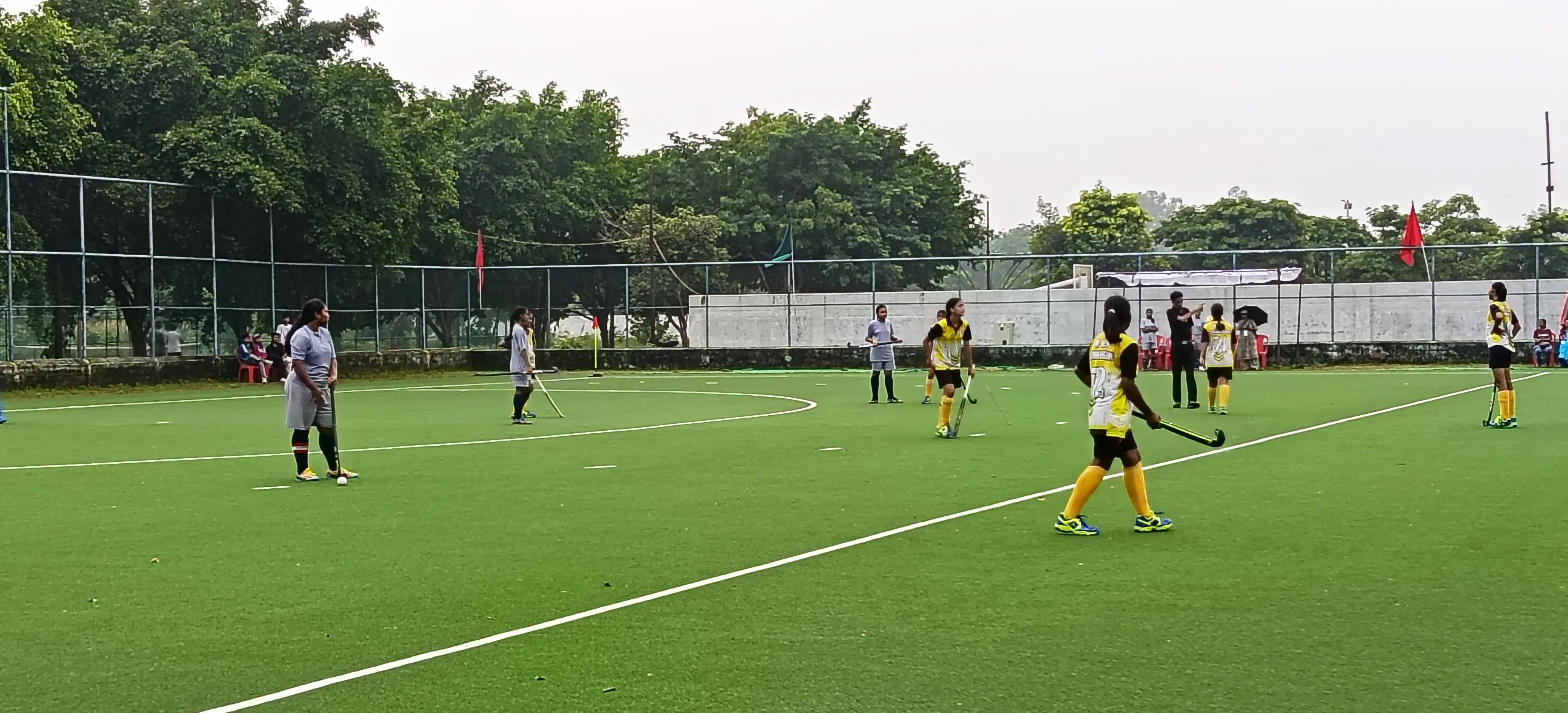 डाभासेमर स्टेडियम में आयोजित हाॅकी प्रतियोगिता में जीत के लिए संघर्ष करतीं खिलाड़ी। डाभासेमर स्टेडियम में आयोजित हाॅकी प्रतियोगिता में जीत के लिए संघर्ष करतीं खिलाड़ी।