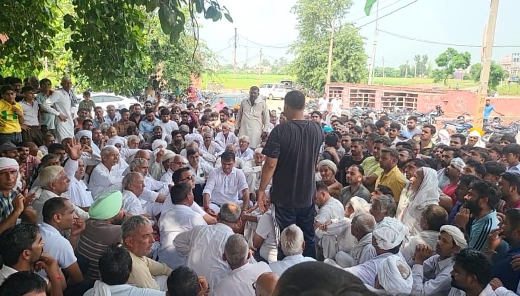 डेरा बाबा राजुपरी में पंचायत में भाग लेते ग्रामीण। डेरा बाबा राजुपरी में पंचायत में भाग लेते ग्रामीण।
