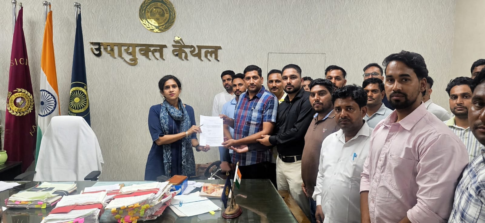 डीसी को ज्ञापन सौंपते पंचायती राज विभाग विभाग इंजीनियर। विज्ञप्ति डीसी को ज्ञापन सौंपते पंचायती राज विभाग विभाग इंजीनियर। विज्ञप्ति