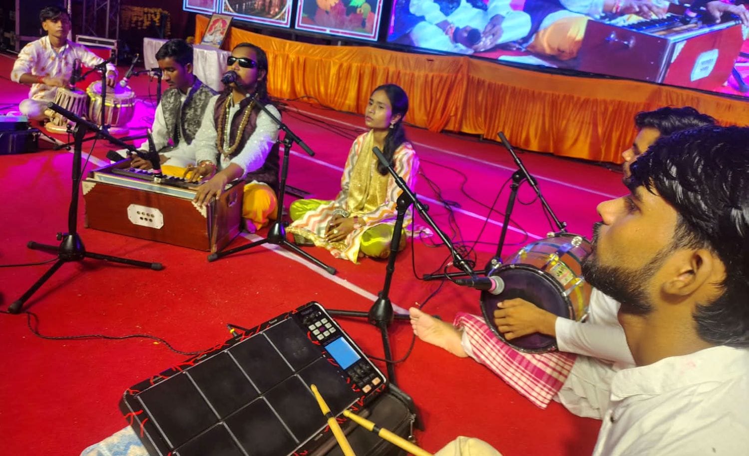 फोटो 03 एमएएचपी 10 परिचय-राम वनवास नाट्य के तहत राम-सीता के स्वयंवर का मंचन करते रूपेंद्र कुशवा