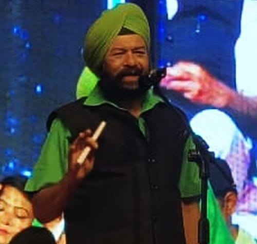 फोटो 03 एमएएचपी 13 परिचय-श्रृंगार रस में कविता पेश करती उरई की कवयित्री प्रिया श्रीवास्तव। संवा