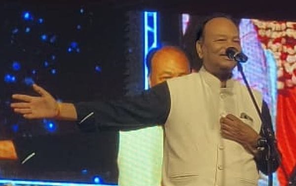 फोटो 03 एमएएचपी 13 परिचय-श्रृंगार रस में कविता पेश करती उरई की कवयित्री प्रिया श्रीवास्तव। संवा