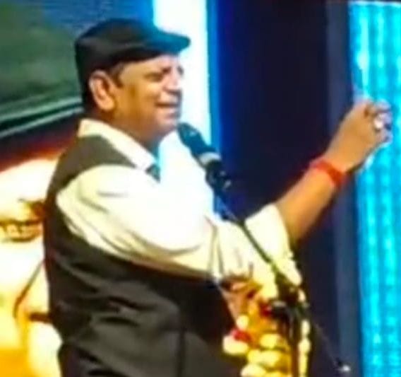 फोटो 03 एमएएचपी 13 परिचय-श्रृंगार रस में कविता पेश करती उरई की कवयित्री प्रिया श्रीवास्तव। संवा
