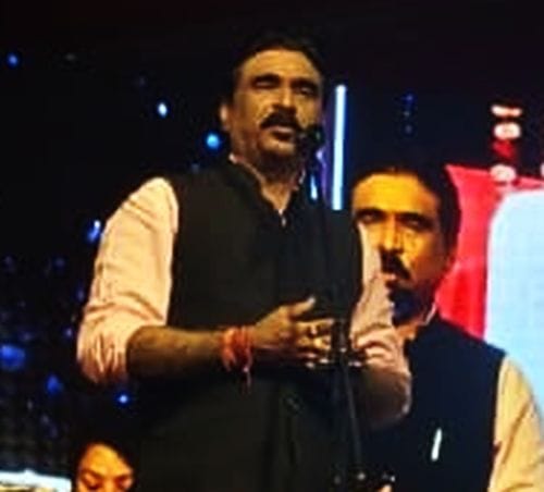फोटो 03 एमएएचपी 13 परिचय-श्रृंगार रस में कविता पेश करती उरई की कवयित्री प्रिया श्रीवास्तव। संवा