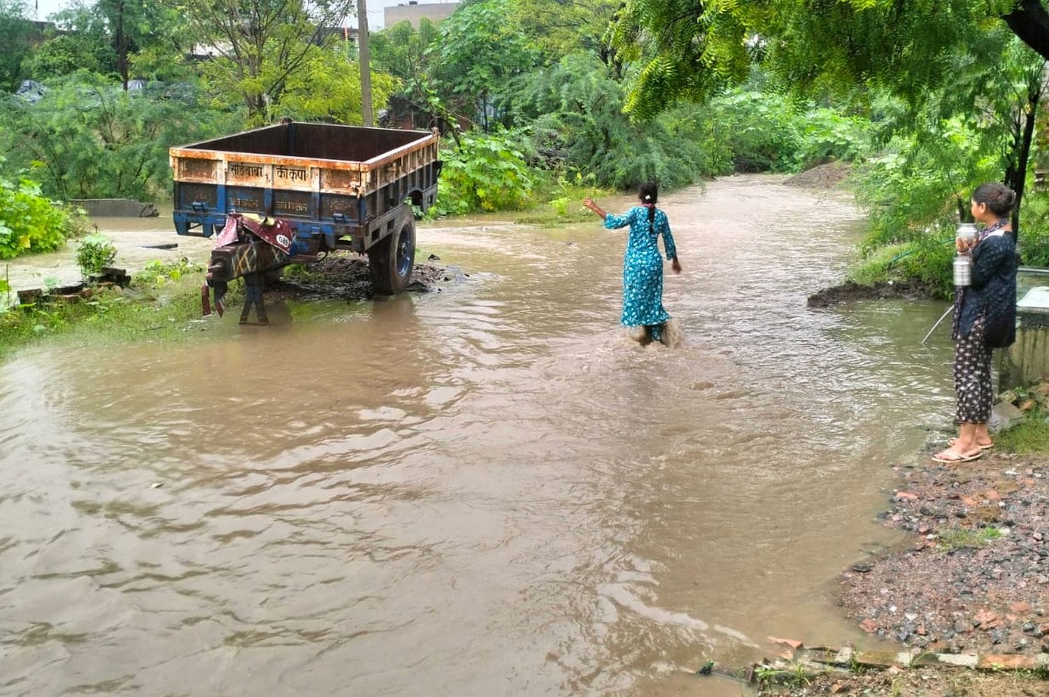 फोटो 03 एमएएचपी 18 परिचय-खन्ना क्षेत्र में श्यामा नाला उफान पर होने से आठ गांवों का इस तरह टूटा फोटो 03 एमएएचपी 18 परिचय-खन्ना क्षेत्र में श्यामा नाला उफान पर होने से आठ गांवों का इस तरह टूटा