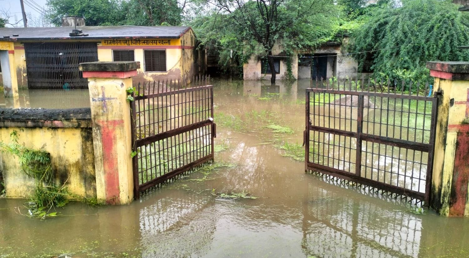 फोटो 03 एमएएचपी 18 परिचय-खन्ना क्षेत्र में श्यामा नाला उफान पर होने से आठ गांवों का इस तरह टूटा फोटो 03 एमएएचपी 18 परिचय-खन्ना क्षेत्र में श्यामा नाला उफान पर होने से आठ गांवों का इस तरह टूटा