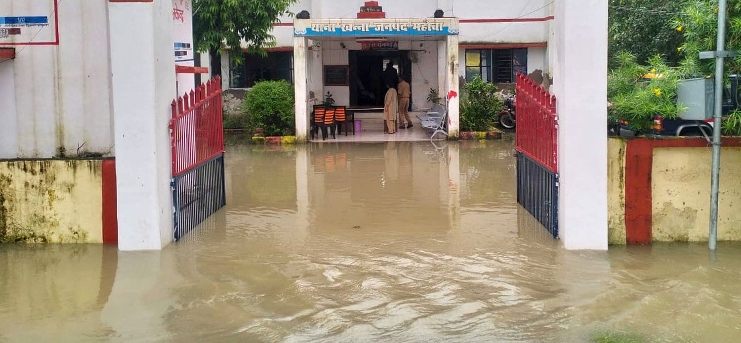 फोटो 03 एमएएचपी 18 परिचय-खन्ना क्षेत्र में श्यामा नाला उफान पर होने से आठ गांवों का इस तरह टूटा फोटो 03 एमएएचपी 18 परिचय-खन्ना क्षेत्र में श्यामा नाला उफान पर होने से आठ गांवों का इस तरह टूटा
