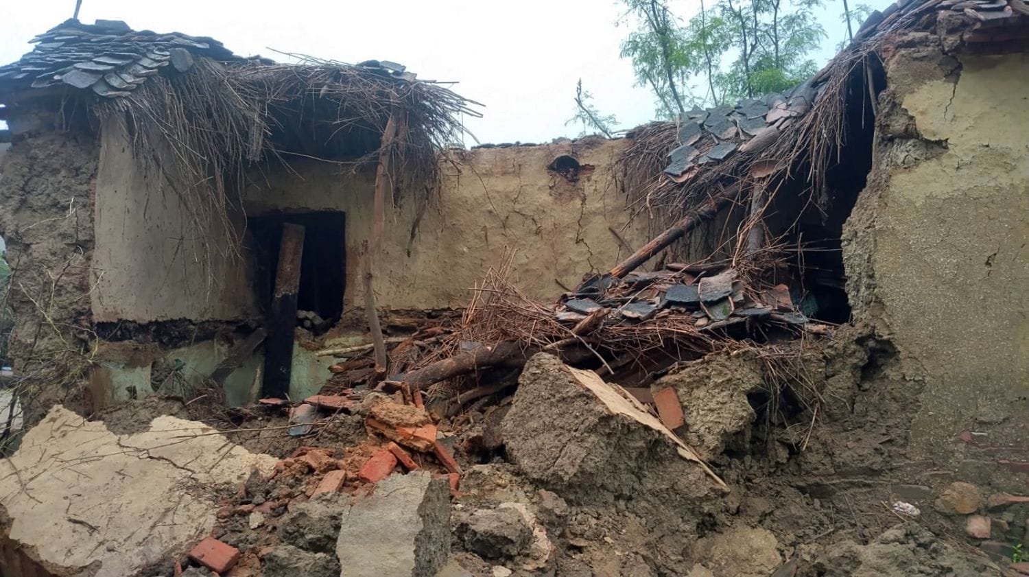 फोटो 04 एमएएचपी 20 परिचय-कुड़ार गांव में अखिलेश राजपूत का गिरता कच्चा मकान। स्रोत: वीडियो ग्रैब फोटो 04 एमएएचपी 20 परिचय-कुड़ार गांव में अखिलेश राजपूत का गिरता कच्चा मकान। स्रोत: वीडियो ग्रैब