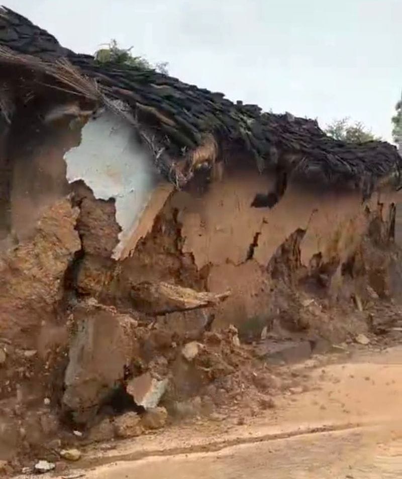 फोटो 04 एमएएचपी 20 परिचय-कुड़ार गांव में अखिलेश राजपूत का गिरता कच्चा मकान। स्रोत: वीडियो ग्रैब फोटो 04 एमएएचपी 20 परिचय-कुड़ार गांव में अखिलेश राजपूत का गिरता कच्चा मकान। स्रोत: वीडियो ग्रैब