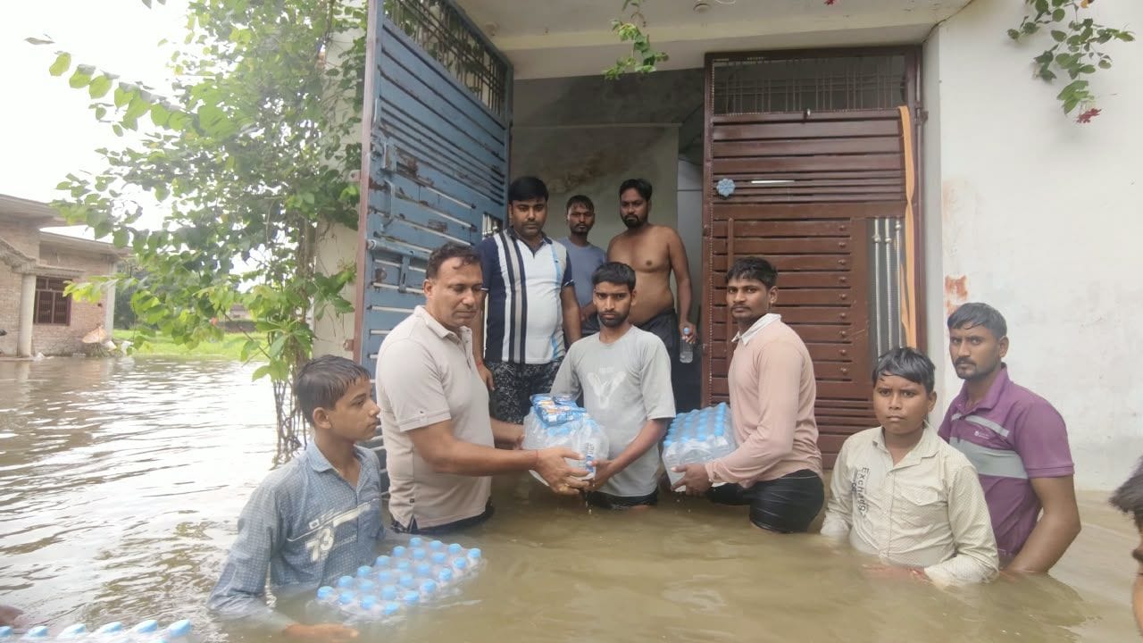 फोटो-19- बीघापुर के पोरई गांव में लोन नदी में आई बाढ़ के बाद घर से सामान लेकर जाता युवक। संवाद फोटो-19- बीघापुर के पोरई गांव में लोन नदी में आई बाढ़ के बाद घर से सामान लेकर जाता युवक। संवाद