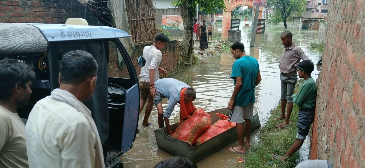 फोटो-19- बीघापुर के पोरई गांव में लोन नदी में आई बाढ़ के बाद घर से सामान लेकर जाता युवक। संवाद फोटो-19- बीघापुर के पोरई गांव में लोन नदी में आई बाढ़ के बाद घर से सामान लेकर जाता युवक। संवाद