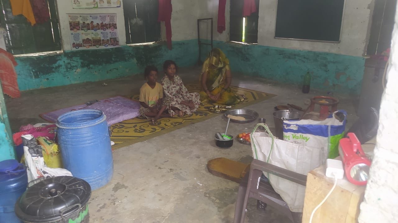 फोटो-19- बीघापुर के पोरई गांव में लोन नदी में आई बाढ़ के बाद घर से सामान लेकर जाता युवक। संवाद फोटो-19- बीघापुर के पोरई गांव में लोन नदी में आई बाढ़ के बाद घर से सामान लेकर जाता युवक। संवाद