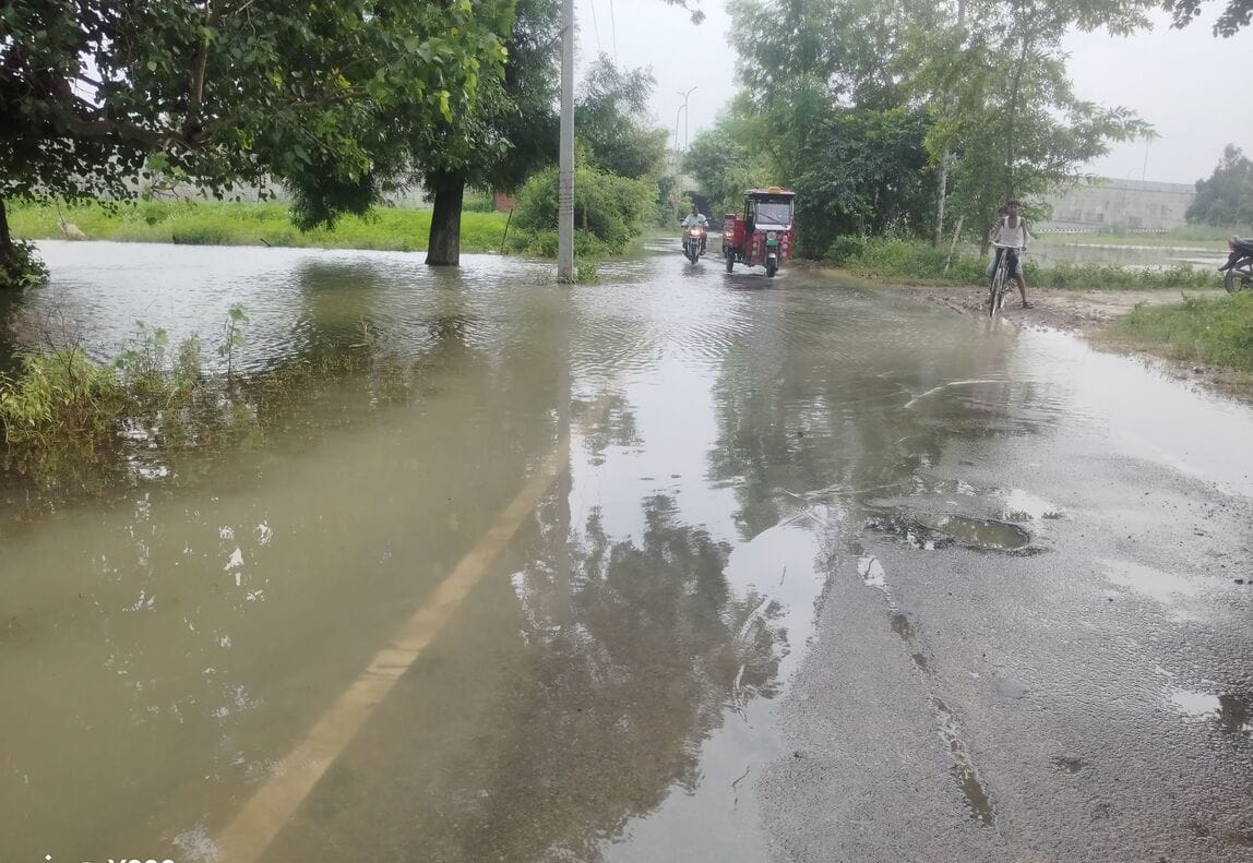 फोटो-29-अचलगंज के कोरारी अंडरपास में भरा पानी। संवाद