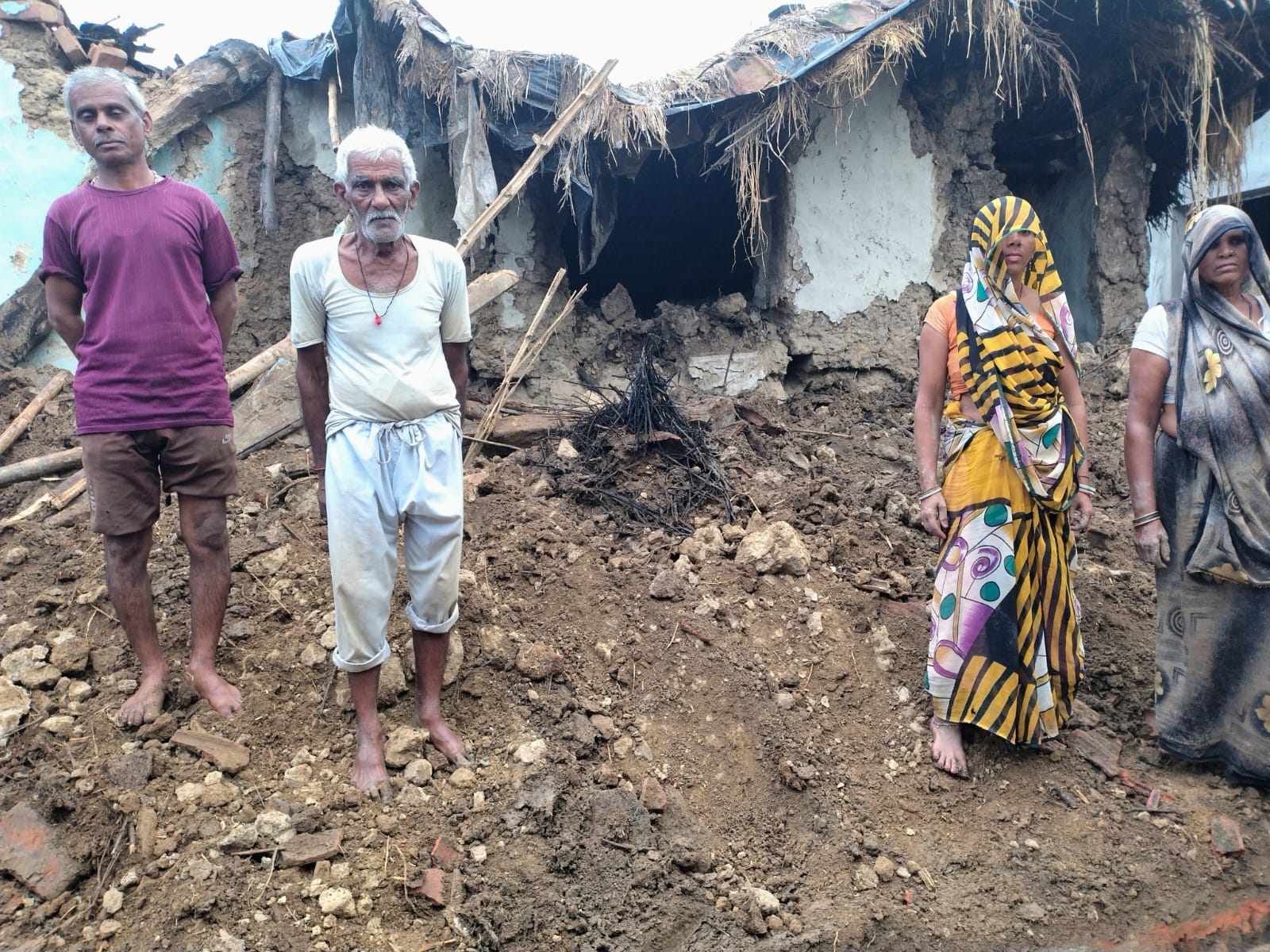 फोटो-3-बदौसा निवासी जितेंद्र सिंह बबलू बारिश से गिरा हुआ मकान। संवाद फोटो-3-बदौसा निवासी जितेंद्र सिंह बबलू बारिश से गिरा हुआ मकान। संवाद