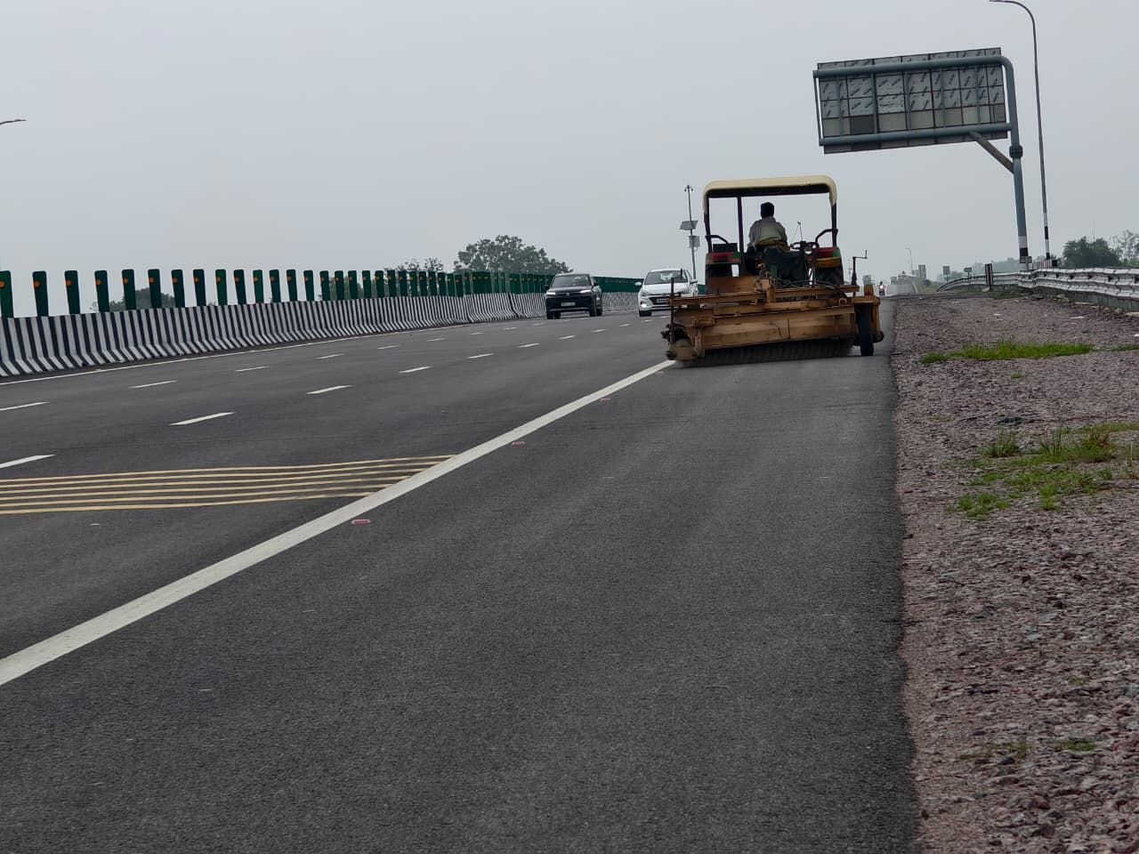 फोटो-33- कानपुर-लखनऊ लेन पर किमी संख्या 50.6 के पास सड़क किनारे की मिट्टी कटने से हुआ गड्ढा। सं