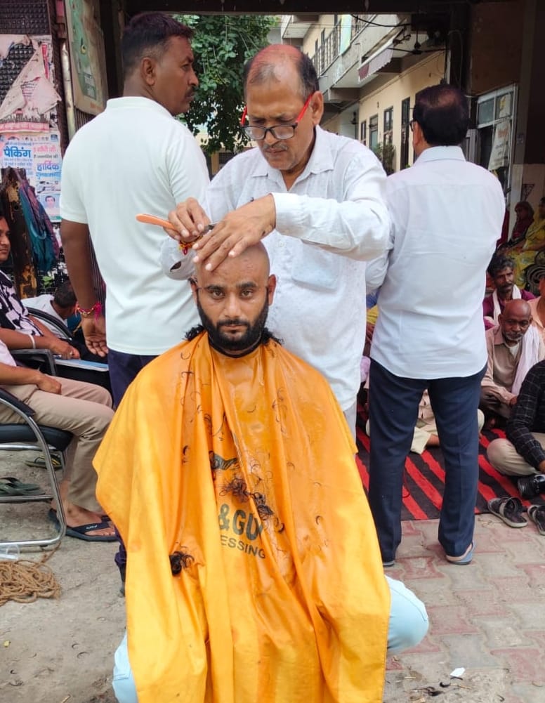 फोटो-55: बहादुरगढ़ में मुंडन कराता सफाई कर्मचारी। संवाद फोटो-55: बहादुरगढ़ में मुंडन कराता सफाई कर्मचारी। संवाद