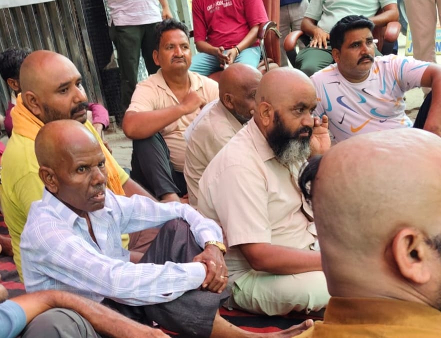 फोटो-55: बहादुरगढ़ में मुंडन कराता सफाई कर्मचारी। संवाद फोटो-55: बहादुरगढ़ में मुंडन कराता सफाई कर्मचारी। संवाद