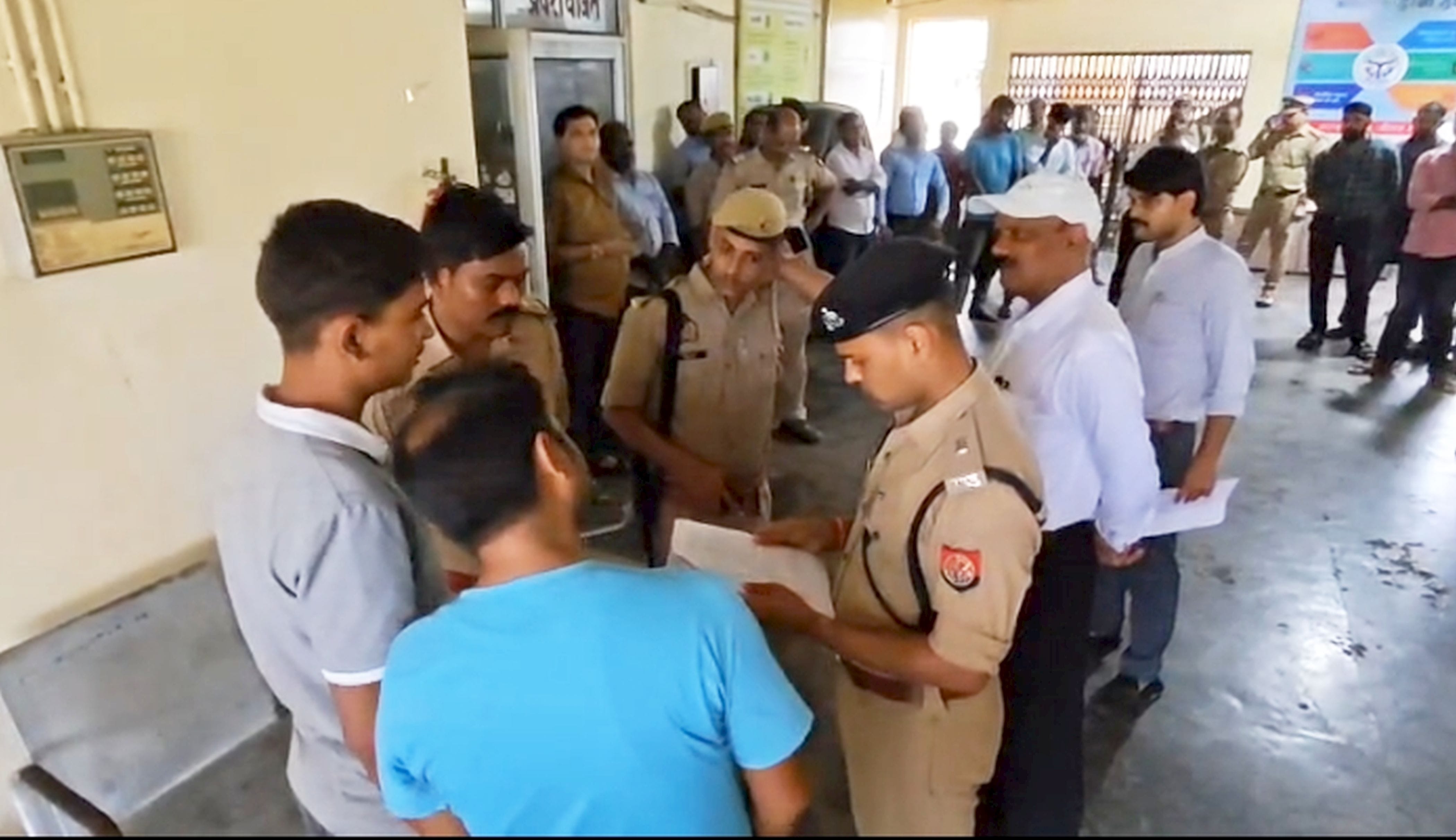फोटो-56-एआरटीओ कार्यालय में इकट्ठा बाहरी लोगों से पूछताछ करती पुलिस। स्रोत: वीडियो ग्रैब फोटो-56-एआरटीओ कार्यालय में इकट्ठा बाहरी लोगों से पूछताछ करती पुलिस। स्रोत: वीडियो ग्रैब