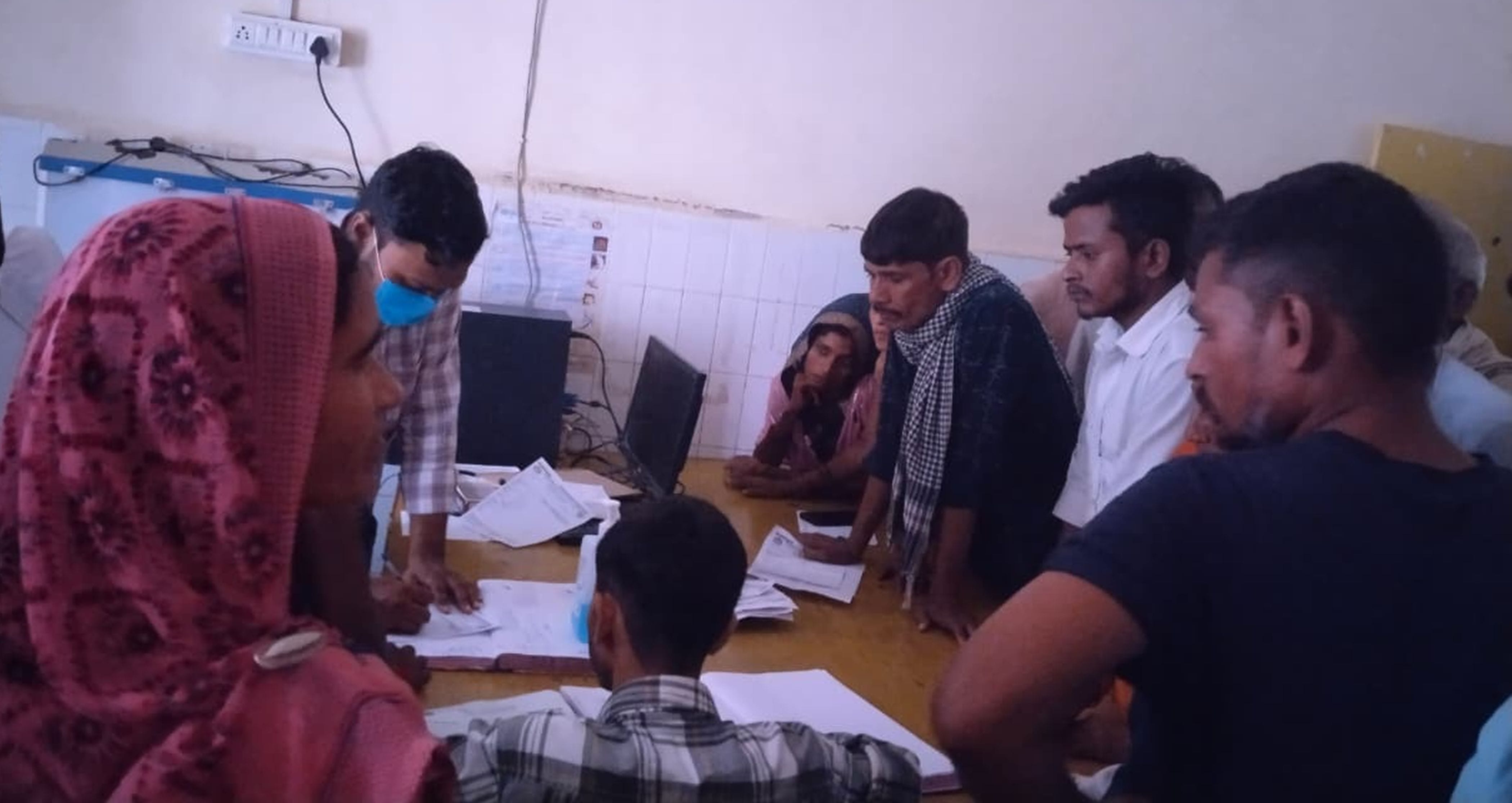 फोटो-57-खागा क्षेत्र के हरदो सीएचसी में बिजली न होन से अंधेरे में मरीजों का इलाज करते डॉक्टर। स फोटो-57-खागा क्षेत्र के हरदो सीएचसी में बिजली न होन से अंधेरे में मरीजों का इलाज करते डॉक्टर। स