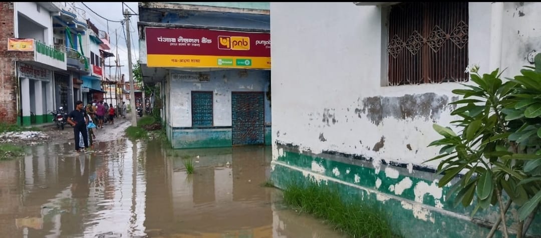 फोटो कैप्शन आनापुर क्षेत्रीय ग्रामीण बैंक में जलभराव