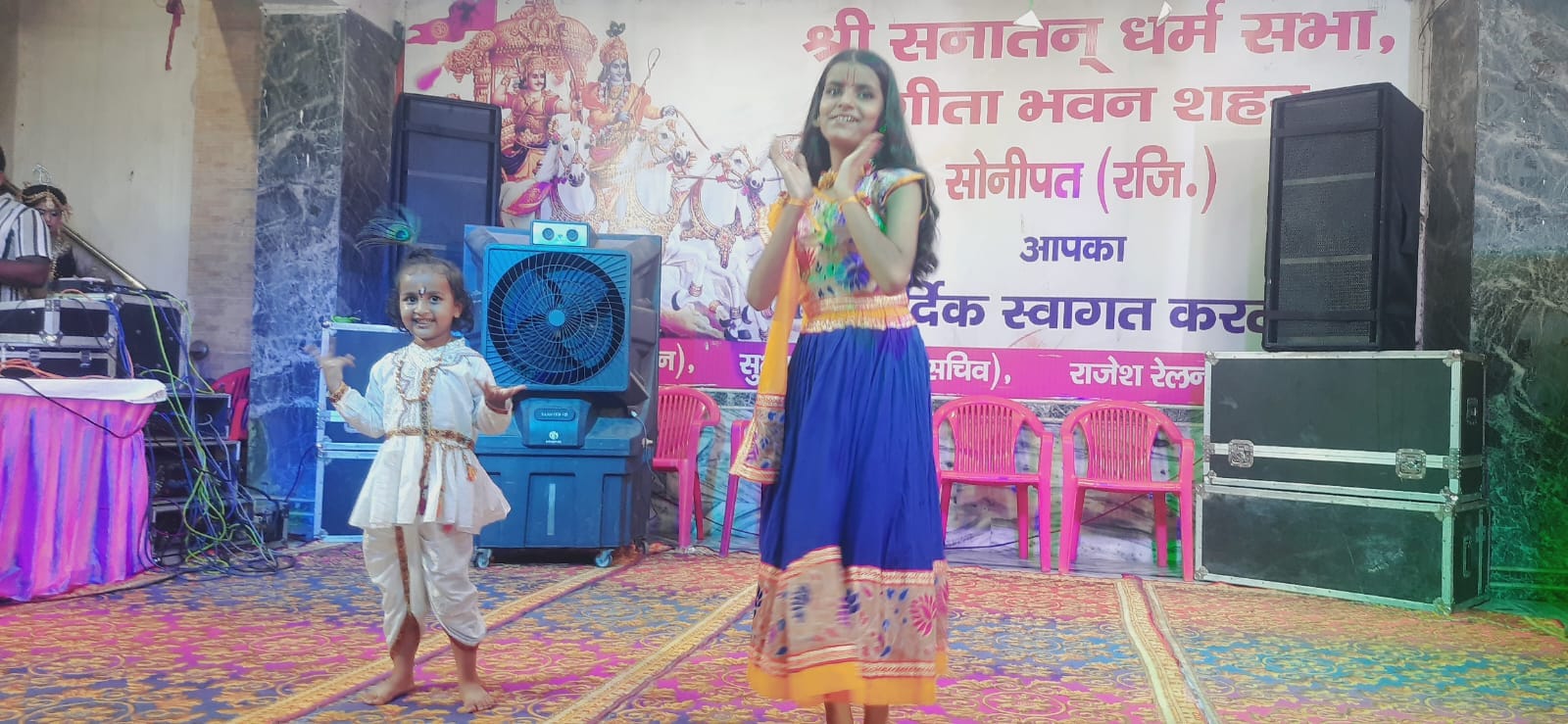 फोटो : सोनीपत के गीता भवन मंदिर में जन्माष्टमी पर्व के मौके पर लड्डू गोपाल को झूला झुलाते दंपती फोटो : सोनीपत के गीता भवन मंदिर में जन्माष्टमी पर्व के मौके पर लड्डू गोपाल को झूला झुलाते दंपती